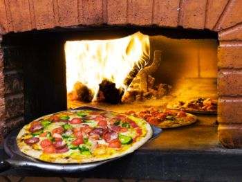 How Your Independent Pizzeria Can Compete &##x28;& Win&##x29; Against the Chains