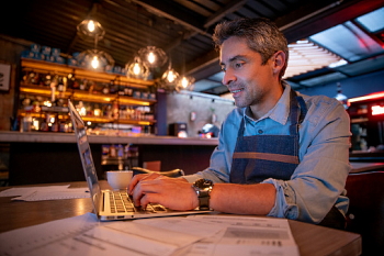 Book Review&##x3a; Restaurant & Bar Marketing by Erik Shellenberger